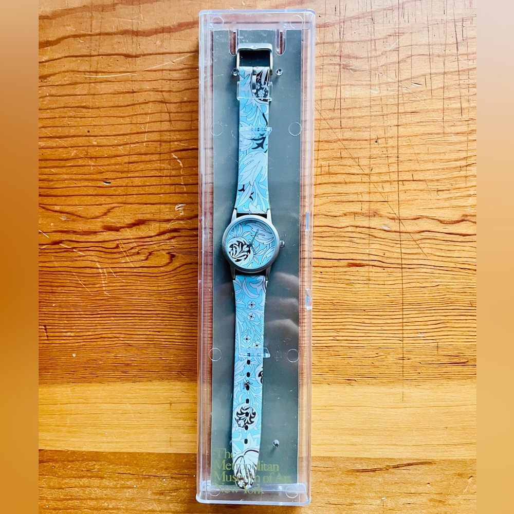 New in box Metropolitan Museum of Art analog watch